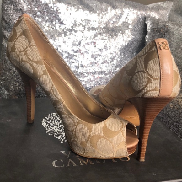 Coach shoes: Front toes out. - Picture 4 of 6